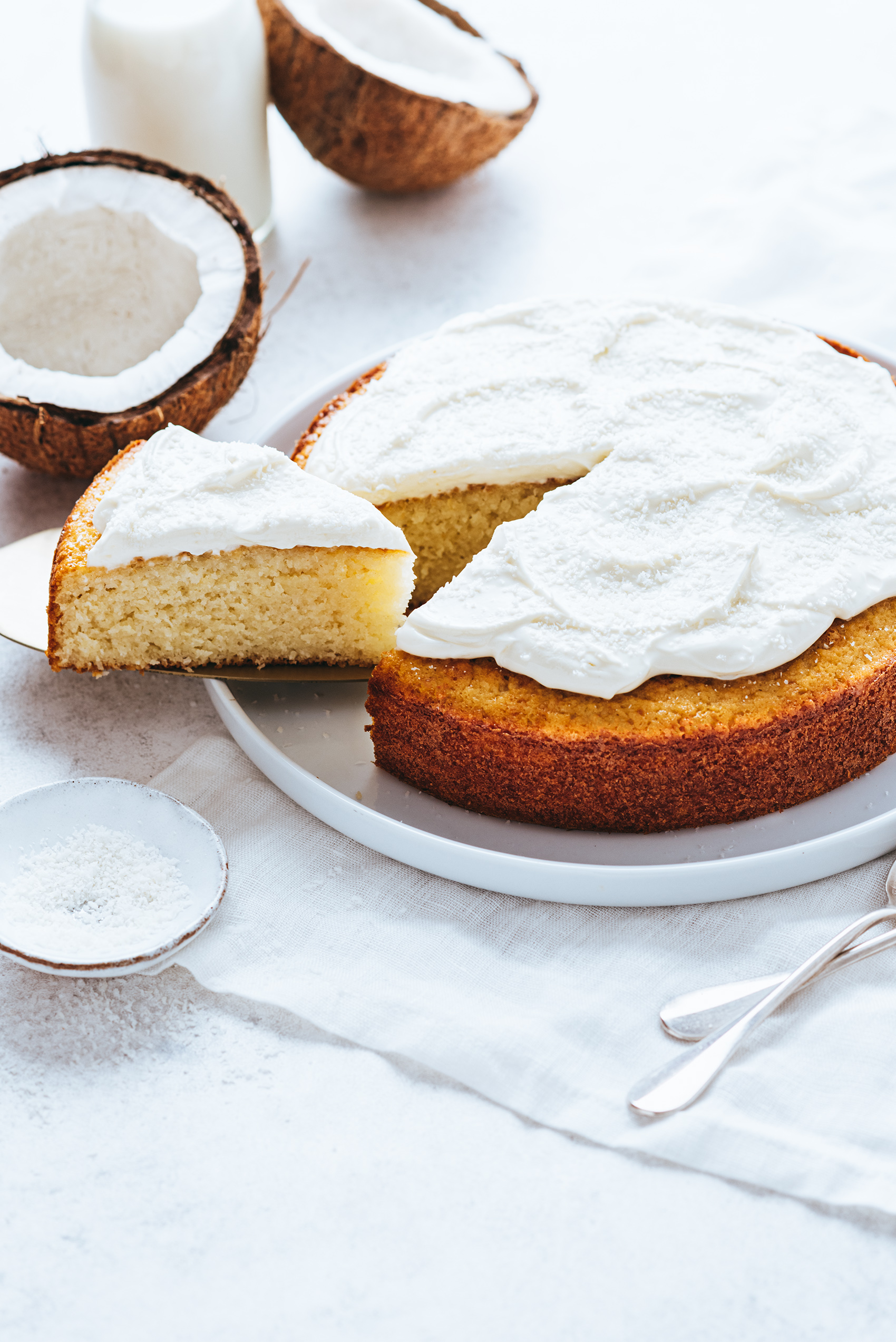 Gâteau moelleux à la noix de coco : un délice juteux pour toutes les occasions