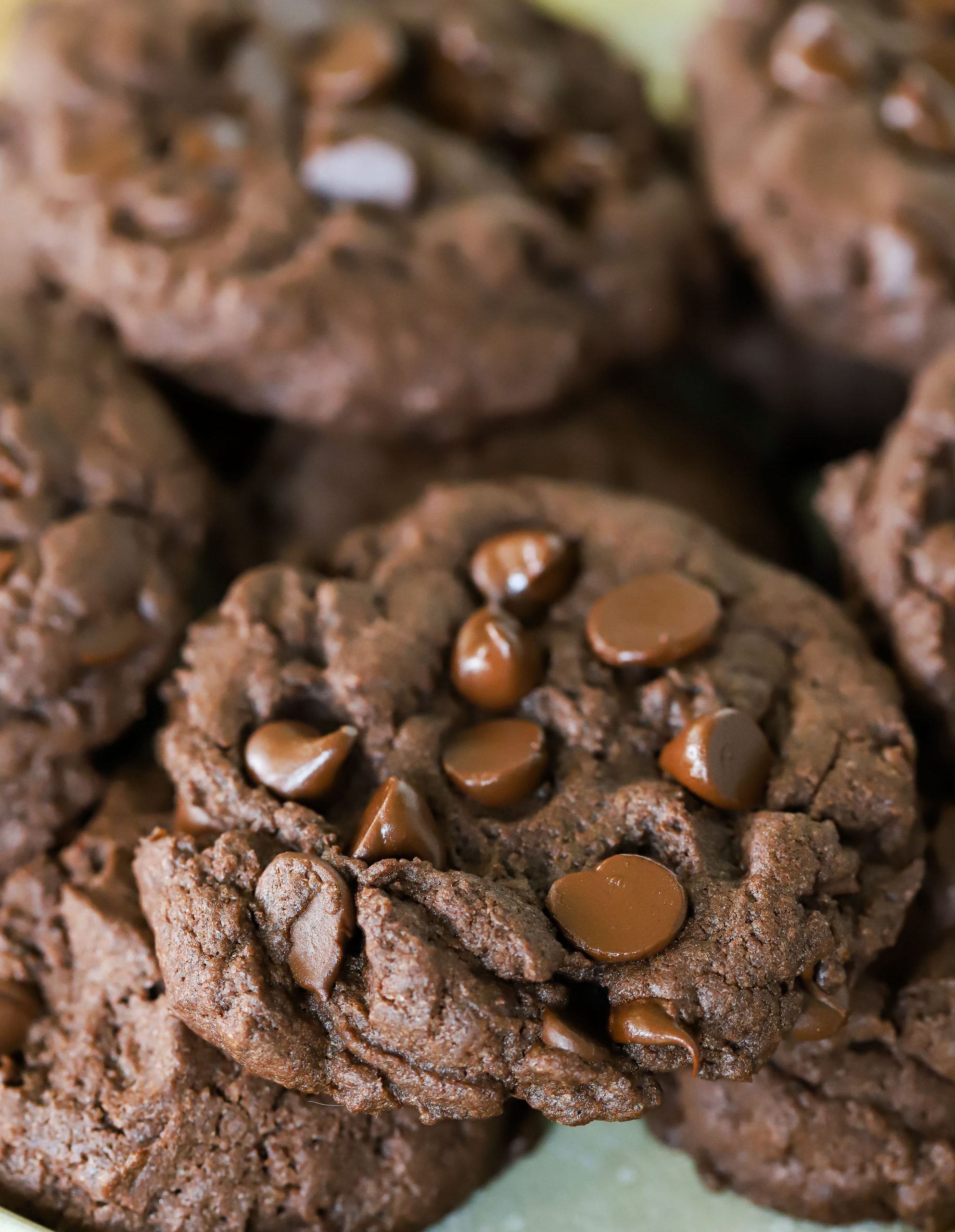 Découvrez comment concocter un succulent biscuit au chocolat sans four : une recette simple avec seulement quatre ingrédients !